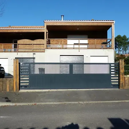 Hébergement de vacances Maison Familiale à Avec Jardin Et Sauna